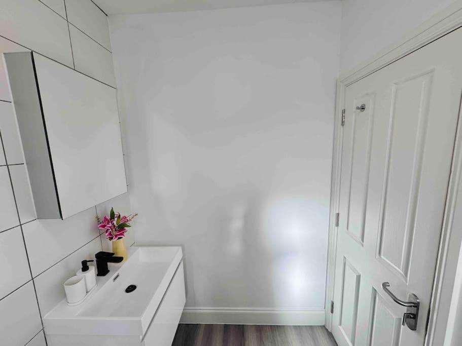 Cosy 1-Bed Flat 30Min To Central London & Parking Luaran gambar